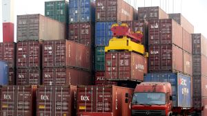 Containrar fulla med varor färdiga att exporteras från Kina. Hamnen i Qingdao , östra Kina