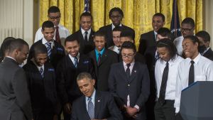President Barack Obama skriver under programmet My Brother's Keeper. US President Barack Obama, surrounded by students from a Chicago youth guidance program called Becoming A Man, signs a Presidential Memorandum, called the My Brother's Keeper Task Force, in the East Room of the White House in Washington, DC, USA, 27 Febru