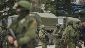 Soldater på Krim i mars 2014. Oidentifierade soldater i uniformer utan beteckningar blockerar en ukrainsk militärbas i Balaklava på Krim