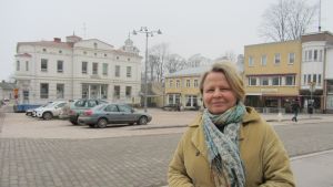 Ylva Rancken-Lutz vet hur föräldrar vill träffas. Ylva Rancken-Lutz med torget i Ekenäs i bakgrunden.