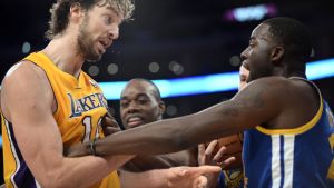 Spanjoren Pau Gasol lyste även i NBA. Pau Gasol (t.v) och Draymond Green växlar ord.