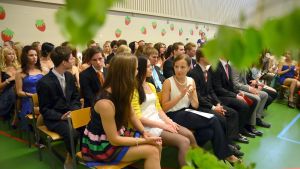 Stora dimissionsfester blir det inte i vår, det får vänta till hösten. Studentdimission i Kyrkslätts gymnasium, juni 2013.