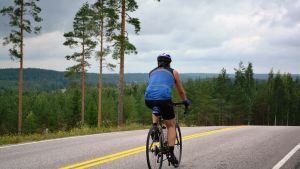 Vacker natur bjuder rutten på. Mathias Gustafsson från Yle i cykelsadeln under touren 2013. tour de östnyland
