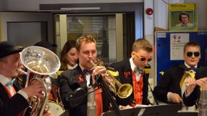 Teknologorkestern Humpsvakar spelar i den nyländska förmiddagen i Yle Vega på valborgsmässoafton år 2013. Humpsvakar.