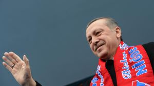 Erdogan anser att pressfriheten i Turkiet är av världsklass. Turkiets premiärminister Recep Tayyip Erdoğan på valmöte i Niğde