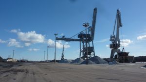 Inkoo Shipping hyr Fortums hamn där det förra kolkraftverket tidigare fanns. Här syns tre av kranarna.