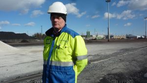 Inkoo Shippings vd René Fagerström säger att underhandlingar pågår hela tiden med gasrörsprojekten. Vd René Fagerström är nöjd över att Inkoo Shipping får mera plats för båtar då bolaget hyr kolkraftverkets gamla hamn.