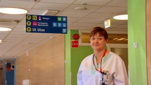 Ann-Catrin Brandtberg uppskattar att 8 av 10 som testat positivt för coronaviruset i Vasa har Coronablinkern i sin telefon. Ann-Katrin Brandtberg