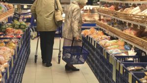 Det kan vara nödvändigt att ibland kolla farmors eller morfars inköpslista. Åldring i matbutik