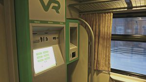 Biljettautomat ombord på rälsbussen. Biljettautomat som ersätter konduktören på rälsbussen