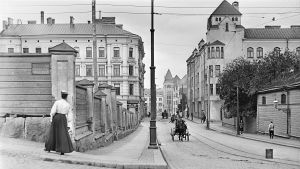 Vår artikel som visade förvandlingen som Helsingfors har gått igenom blev enormt populär. Här syns Vilhelmsgatan år 1908. Vilhonkatu, 1908