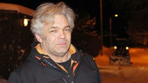 John Ranko äger ett företag i fastighetsskötarbranschen. Hans telefon kan ringa dygnet runt, alltid finns det något att fixa i Drumsöhusen han ansvarar för. John Rankos är företagare i fastighetsskötselbranschen, han kör traktorn i bakgrunden, januari 2016
