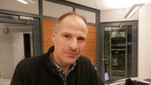Kriminalkommissarie Ove Storvall tycker det är bäst att du avlägsnar dig från den hotfulla situationen. Reta inte upp en person utklädd till clown alltså. Kriminalkommissarie Ove Storvall i Jakobstad