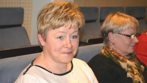 Ögonblicket när Mattila får veta att hon valts till stadsdirektör i Karleby. Ögonblicket när Mattila får veta att hon valts till stadsdirektör i Karleby.
