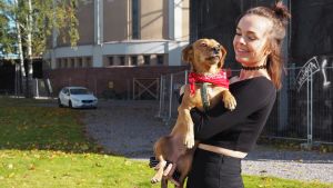Eva Louhivuori päätti adoptoida romanialaisen Eddie-koiran, koska on aina halunnut auttaa eläimiä. // Kuva: Ida Roivainen