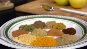 Kryddor till Strömsöcurry Olika kryddor på ett fat