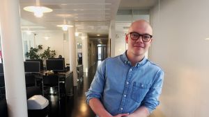 Joel Sundström tror att han klarar sig med en liten lägenhet och lägre lön än sina föräldrar, bara han är vid god hälsa och inte behöver stressa. Joel Sundström, studerar statsvetenskap.