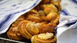 Det kan vara svårt att tacka nej till sötsaker på kaffebordet utan att verka oförskämd. Bullar bakade vid centralköket i Houtskär