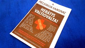 En helsidesannons i Helsingin Sanomat för Vasa centralsjukhus har väckt debatt. Helsingin Sanomats första sida som pryds av en helsidesannons om behovet av omfattande jour på Vasa centralsjukhus.