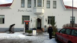Monika Grönqvists "Bistro Cantor" och "Ölvin" väntar på ny krögare. Monika Grönqvist utanför Bistro Cantor vid Saltbodstorget i Lovisa.