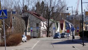 Gamla trähus samsas med nyare våningshus på Stora byvägen i Nickby. Gamla trähus samsas med nyare våningshus på Stora byvägen i Nickby.