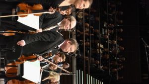 Hannu Lintu ja Radion sinfoniaorkesteri 6.12.2017 konsertin päätyttyä.