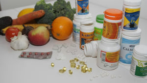 C-vitamin får du både genom tabletter och frukt. Frukter, grönsaker och vitaminburkar.