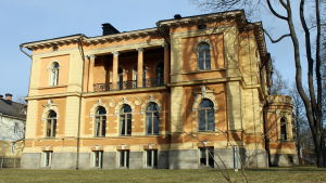 Humanisticum testamenterades i tiderna av kommerserådet Ernst Dahlström. Numera håller Forskningsinstitutets koordinator, Donnerska institutet och Steinerbiblioteket till här. humanisticum