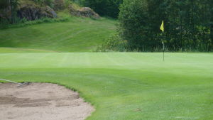 En golfbana kräver vatten för att hållas grön. Golfgreenen är i skick vid Bodom gård.