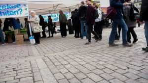 Den billiga pyttipannalunchen lockade många Åbobor. Jordbrukare protesterar mot låga producentpriser på Salutorget i Åbo.