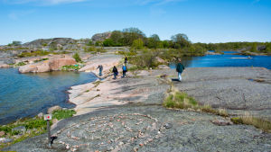 Det finns utmärkta naturstigar också på många holmar. På bilden naturstigen på Björkö i Åbolands skärgård. Insjön på Björkö kom till på 1700-talet till följd av landhöjningen.