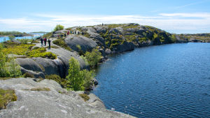 Insjön till höger, havet till vänster. Insjön på Björkö till höger, havet till vänster.