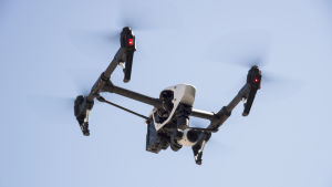 Den här drönaren är ett obemannat luftfartyg (som t.ex. får flygas över folkmassor) om videomaterialet används kommersiellt. Om den används för hobbyflygning eller sport är den ett hobbyflyg, och då är reglerna lite strängare på vissa punkter. Drönare