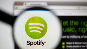 Spotifyn logo suurennuslasissa