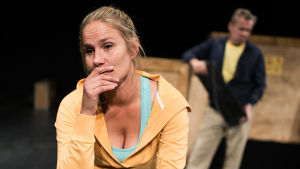 Laura Malmivaara ja Pekka Valkeejärvi näyttelevät muuttajia, joilla täsmälleen samat tavarat. Juha Hurme: Muuttomiehet. KOM-teatteri, Laura Malmivaara ja Pekka Valkeejärvi.