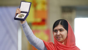 Malala Yousafzai med sitt pris. 2014 tilldelades Malala Yousafzai Nobels fredspris.