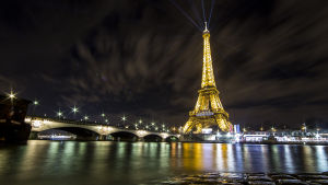 Eiffeltornet under en ljusinstallation av konstnären Yann Toma i anslutning till FN:s klimatmöte i Paris.