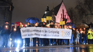 Motdemonstranterna bar en banderoll med budskapet "Välkommen till Leipzig". En motdemonstration ordnades samtidigt som främlingsfientliga Pegidarörelsen demonstrerade.