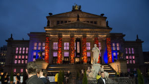 Gästerna anländer till Cinema for Peace Gala 2016 på Konzerthaus i Berlin. I bakgrunden Ai Weiweis installation där han använder sig av flyktingarnas flytvästar. Installation av Ai Weiwei vid Konserthuset i Berlin