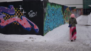 Aseman vieressä on yli 100 metriä pitkä avoin graffitiseinä Myyrmäen avoin graffitiseinä
