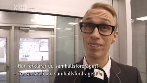 Christoffer Strandberg kan konsten att krydda fakta med humor. Under sina tre år på Yle X3M har han skrivit hundratals manus och gjort nästan lika många some-videor. parodi på Alexander stubb som förklarar samhällsfördraget skärmdump