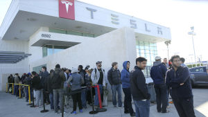 Teslaköpare köar för att beställa en ny Model 3. Köpare köar för att reservera en Tesla Model 3