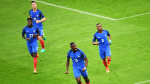 Paul Pogba satte in 2–0 till Frankrike med 20 minuter på klockan. Paul Pogba jublar efter sitt mål mot Island i EM-kvartsfinalen.