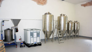 Bryggeriet har två tankar som rymmer 1 000 liter och två tankar som rymmer 400 liter. Utrustning i ett ciderbryggeri.