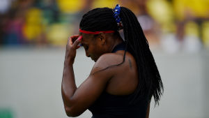 Världsettan Serena Williams har gjort sitt i OS. Kvinnlig tennisspelare tar sig för pannan.
