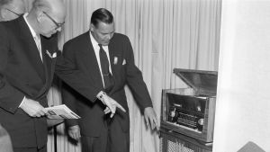 Presidentti Urho Kekkonen vierailee Radio ja televisio tänään -näyttelyssä 1956. Tunnistamaton mies esittelee radiovastaanotinta Kekkoselle.