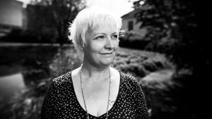 Sari Volanen poseeraa kuvassa hymyillen, katseen suunta oikealle etuviistoon.