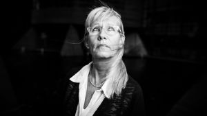 Hannele Tanskanen poseeraa kohti kameraa, katseen suunta ylöspäin.
