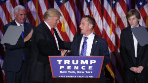 Reince Priebus var med Donald Trump på valdagen. Donald Trump och Reince Priebus.