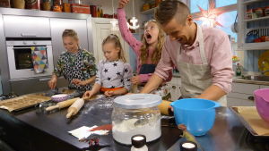 Pepparkakor bakas med stor glädje av Hanna, Tuva, Joanna och Jontti Programledarna Hanna Enlund och Jontti Granbacka bakar pepparkakor med flickorna Tuva och Joanna.